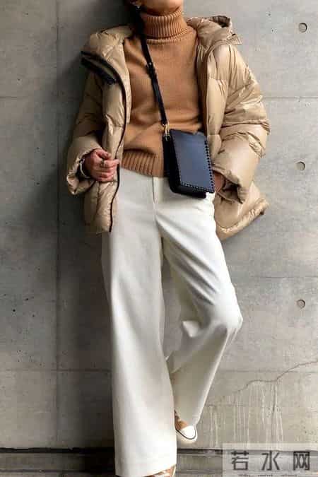 富冈佳子“裤子”穿搭方法遮肉显瘦，搭配这几件上衣，简约干练