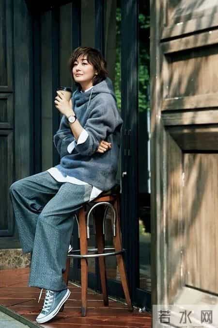 富冈佳子“裤子”穿搭方法遮肉显瘦，搭配这几件上衣，简约干练