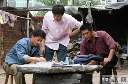 继父去世我出钱安葬，葬礼结束要走，俩继兄拦住我：有些账该算了