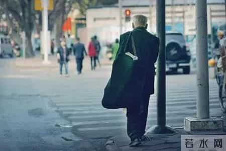 父亲来住15天，妻子摆了20天脸色，春节岳父来这住，我赶紧收拾行李，她问我为啥，我回了一句话，她瞬间无语