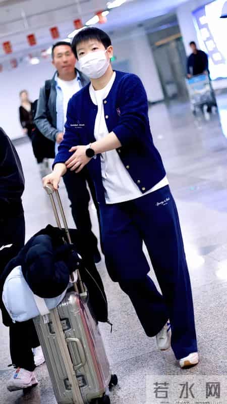 天啦！这件针织衫太不简单了，胸前是个狮子logo，还有不同含义