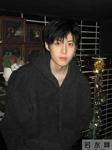 我毕业后相亲相到了大学让我挂科的老师，我笑话他：“都29了还单身呢？”他微微一笑：“可不是在等着你吗？”