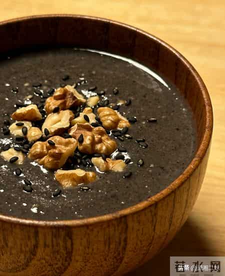 白发克星找到！奔五阿姨坚持揉耳15分钟，再也不用跑理发店染发了