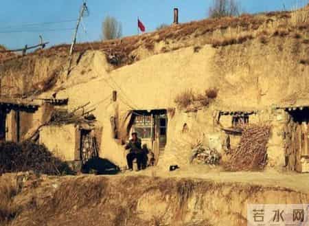 小叔身份不一般，父亲从来不说，母亲被人欺负后，小叔才赶来露面