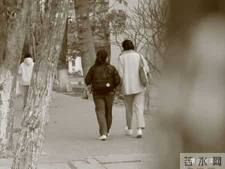 女村女孩嫁黑人生混血娃返乡过年，被父亲拒之门外