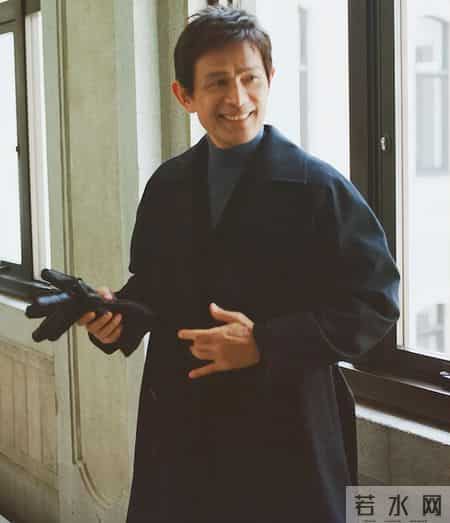 被日本老头街拍惊艳了：白发不染，穿衣不装嫩不显老，优雅不做作