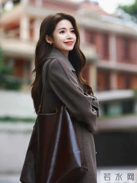 新年穿棕色大衣，知性显贵气！8个优雅从容的姿势，拿捏自然美