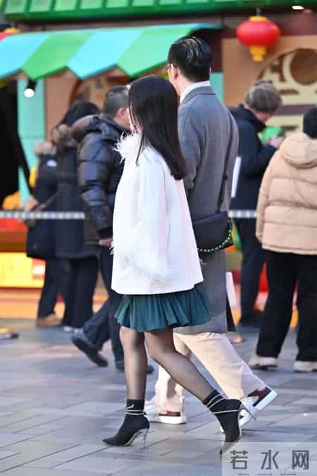 10厘米的黑色尖头细跟短靴，银色鞋跟和缠绕很精致，搭配黑色丝袜