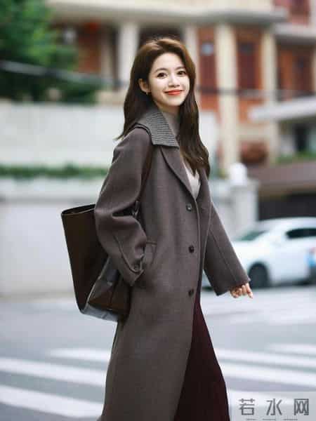 新年穿棕色大衣,知性显贵气!8个优雅从容的姿势,拿捏自然美