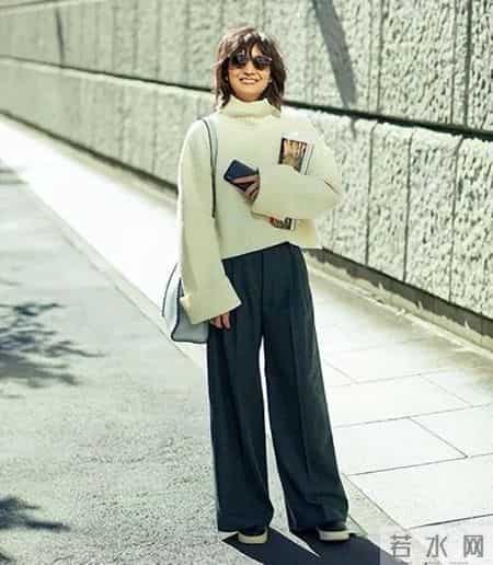 富冈佳子“裤子”穿搭方法遮肉显瘦，搭配这几件上衣，简约干练