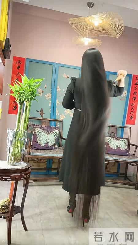 浙江惊现长发女郎 头发竟有1.6米长