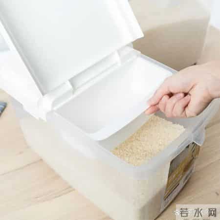 “米放三处，家中不富”，家中米不能乱放，不是迷信，是过来人的经验！