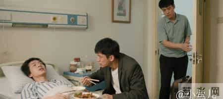 表弟在我家蹭吃蹭喝6年，我妈住院他一毛不拔，第2天他下班回家