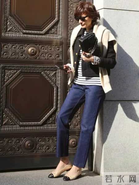 富冈佳子“裤子”穿搭方法遮肉显瘦，搭配这几件上衣，简约干练