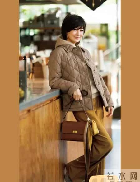 富冈佳子“裤子”穿搭方法遮肉显瘦，搭配这几件上衣，简约干练