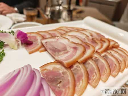 陵东街有一家特色鱼馆，一吃一个不吱声