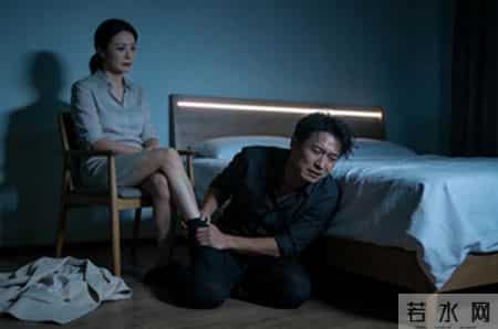 出差前，我在丈夫的枕头下撒了点荧光粉，3天后我提前回家，拿着紫光灯照向床铺，他瞬间跪下了