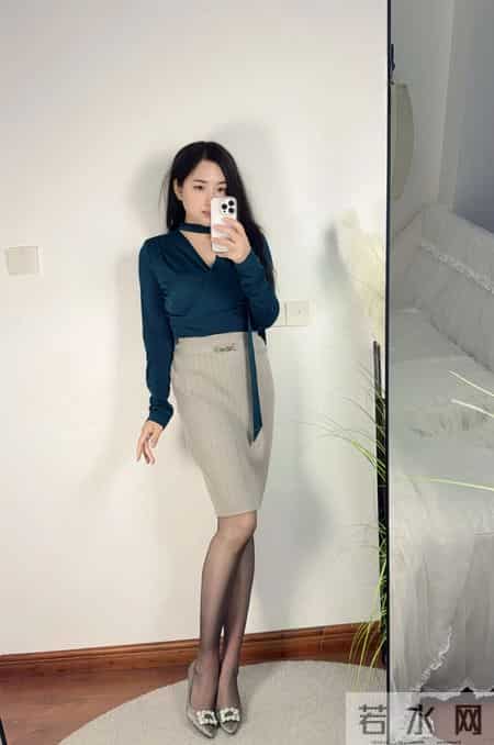 职场穿搭｜墨绿丝绒的高级感通勤