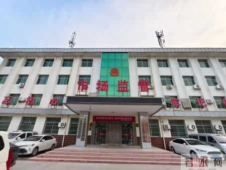 16岁少年偷卖外婆金镯换1.7万，9个月后家长讨还，双方起冲突后外婆被行拘10天