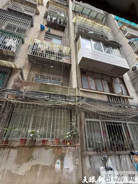 【天眼问政】贵阳一老旧小区遍布“飞线充电”，社区回应：你想让我怎么办？