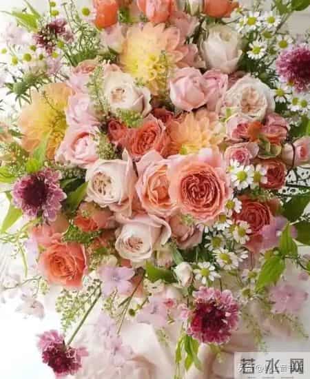 新年穿新衣，建议女人穿这几种颜色的衣服，显贵气，还提升气质