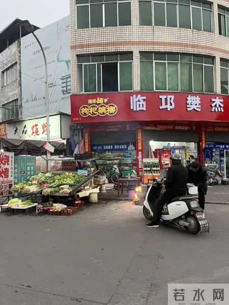 我的县城生活579：寒冬下的邛崃街头，穷人没有体面可言