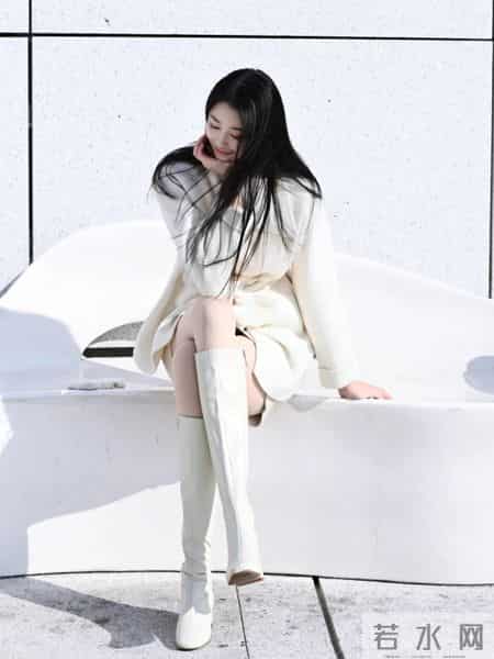 “白色大衣+白长靴”，这样穿简直就是冬天里的白月光