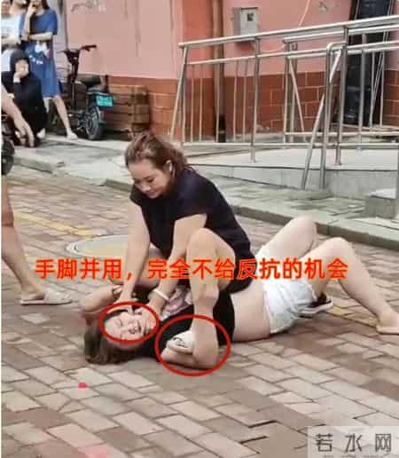 女子带一众娘家人现场抓小三，揪着对方衣服怒声质问：贴钱给我男人买内裤，你到底图什么