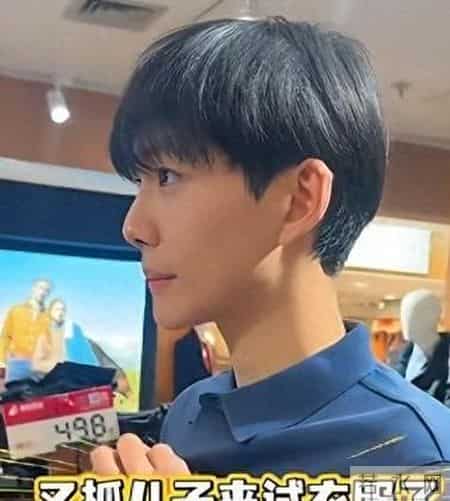 帅气儿子帮妈看店，女顾客很多，亲妈：竟然都是来看脸的！