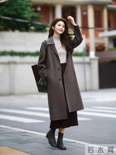 新年穿棕色大衣，知性显贵气！8个优雅从容的姿势，拿捏自然美