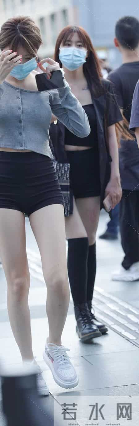 黑色短裤+白厚底鞋,穿出街拍高级感!