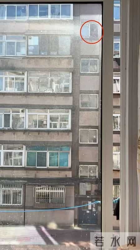 大连阿姨擦窗户时，突然发现对面楼一女子跨坐在6楼窗台上情绪激动，迅速报警