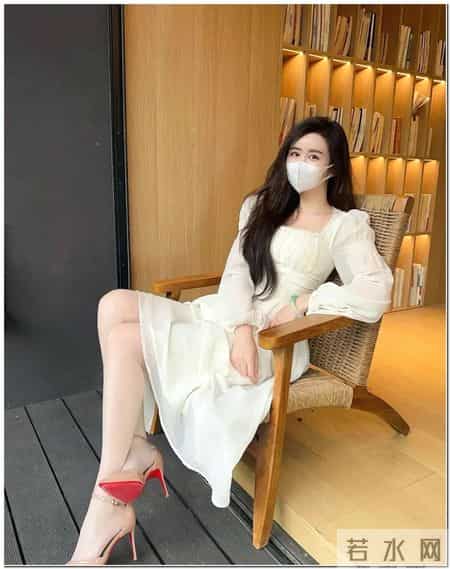 “方领白裙 + 奶油丝 + 尖头鞋”，温柔又有氛围感，越看越耐看！