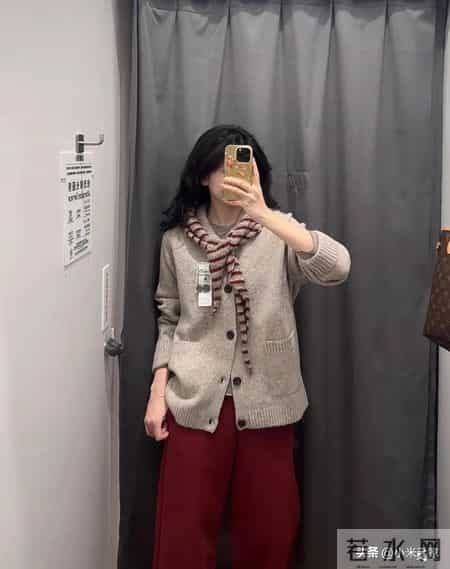 优衣库这条酒红裤，配开衫直接赢麻了