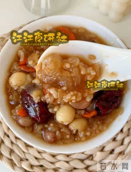 老得慢的女人,都爱吃3种食物,皮肤白皙似桃花,年过60岁不显老