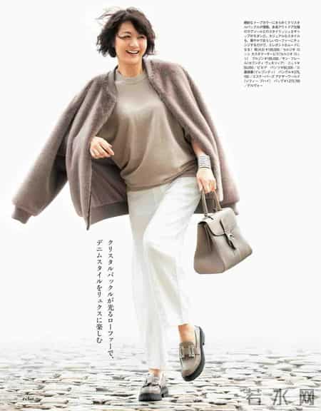 富冈佳子“裤子”穿搭方法遮肉显瘦，搭配这几件上衣，简约干练