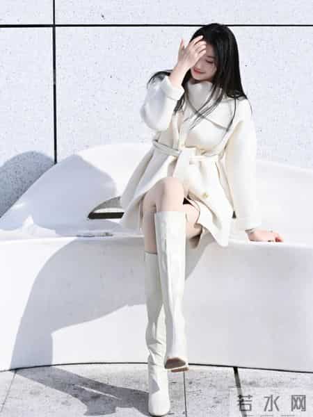 “白色大衣+白长靴”，这样穿简直就是冬天里的白月光
