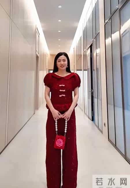 甘比手艺真不错，自己钩露背连体裤准备过年，惊艳大气比高定好看