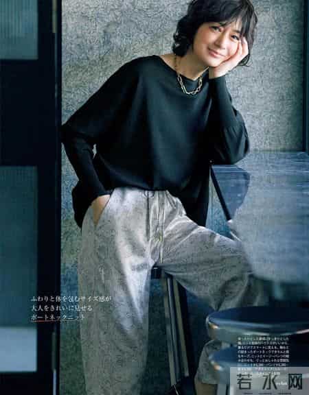富冈佳子“裤子”穿搭方法遮肉显瘦，搭配这几件上衣，简约干练