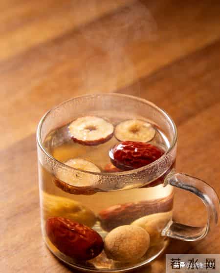 白发克星找到！奔五阿姨坚持揉耳15分钟，再也不用跑理发店染发了