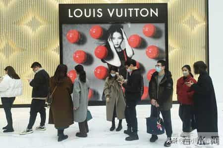 LV母公司营收暴跌322亿，财报三大信号！富人消费逻辑彻底变了？