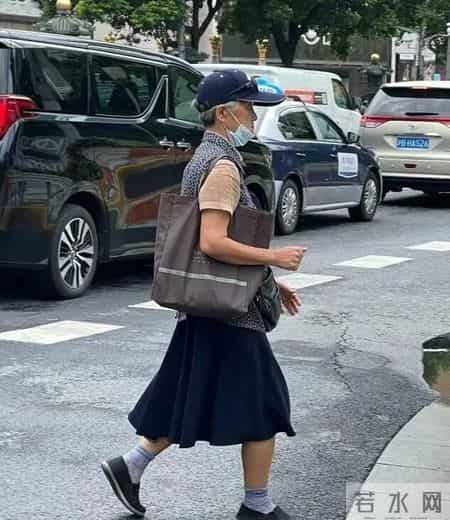 70岁上海奶奶亲身示范：不染白发、不穿老年装，到老都优雅有气质