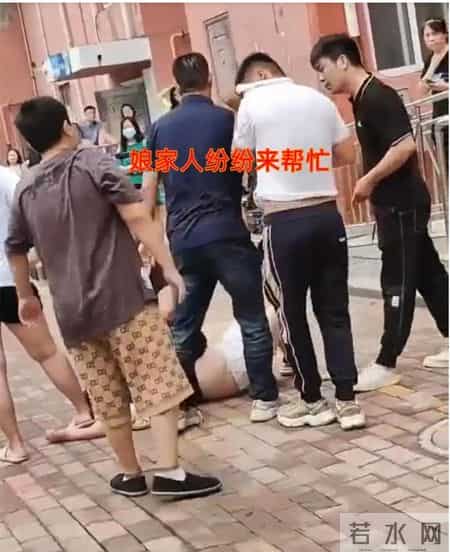 女子带一众娘家人现场抓小三，揪着对方衣服怒声质问：贴钱给我男人买内裤，你到底图什么