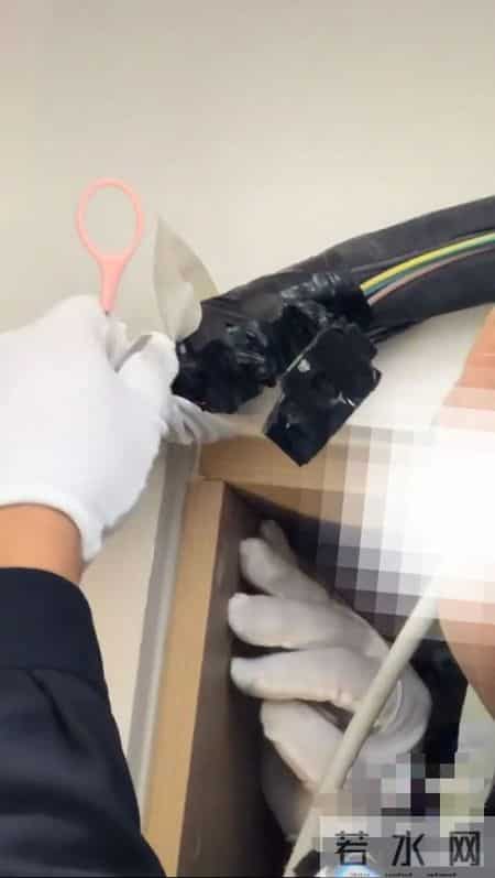 两女生称花90多元入住成都一民宿，在空调管道内发现隐蔽摄像头！警方：两男子借入住之机安装，已被采取刑事强制措施