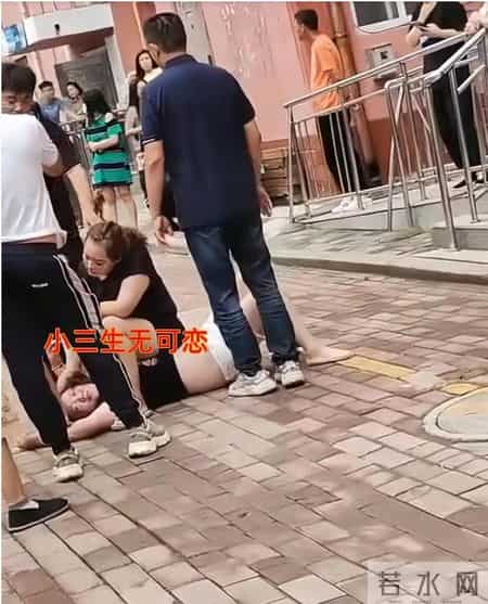 女子带一众娘家人现场抓小三，揪着对方衣服怒声质问：贴钱给我男人买内裤，你到底图什么