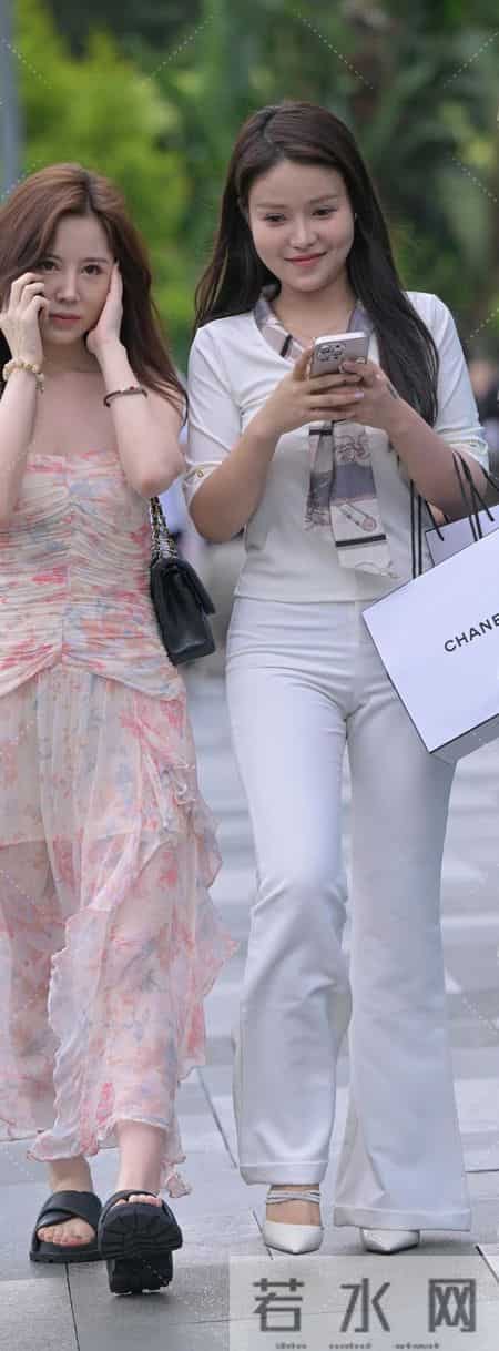 白色五分袖+直筒裤：这才是纯净风的街头王道！