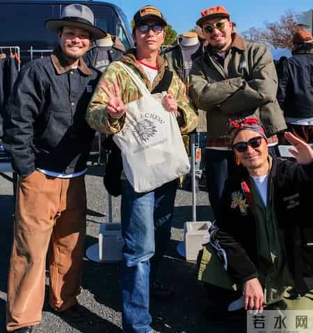 被日本老头街拍惊艳了：白发不染，穿衣不装嫩不显老，优雅不做作