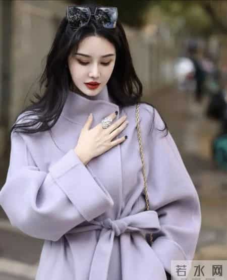 “紫色大衣+灰色阔腿裤”也太高级了，松弛又时髦，出街穿秒变氛围感焦点！