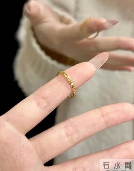 弟弟快要结婚，嫌金价贵买不起三金，妈妈劝我低价把我的90克黄金卖给弟弟？