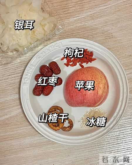 老得慢的女人，都爱吃这3种食物，皮肤白皙似桃花，60岁也不显老